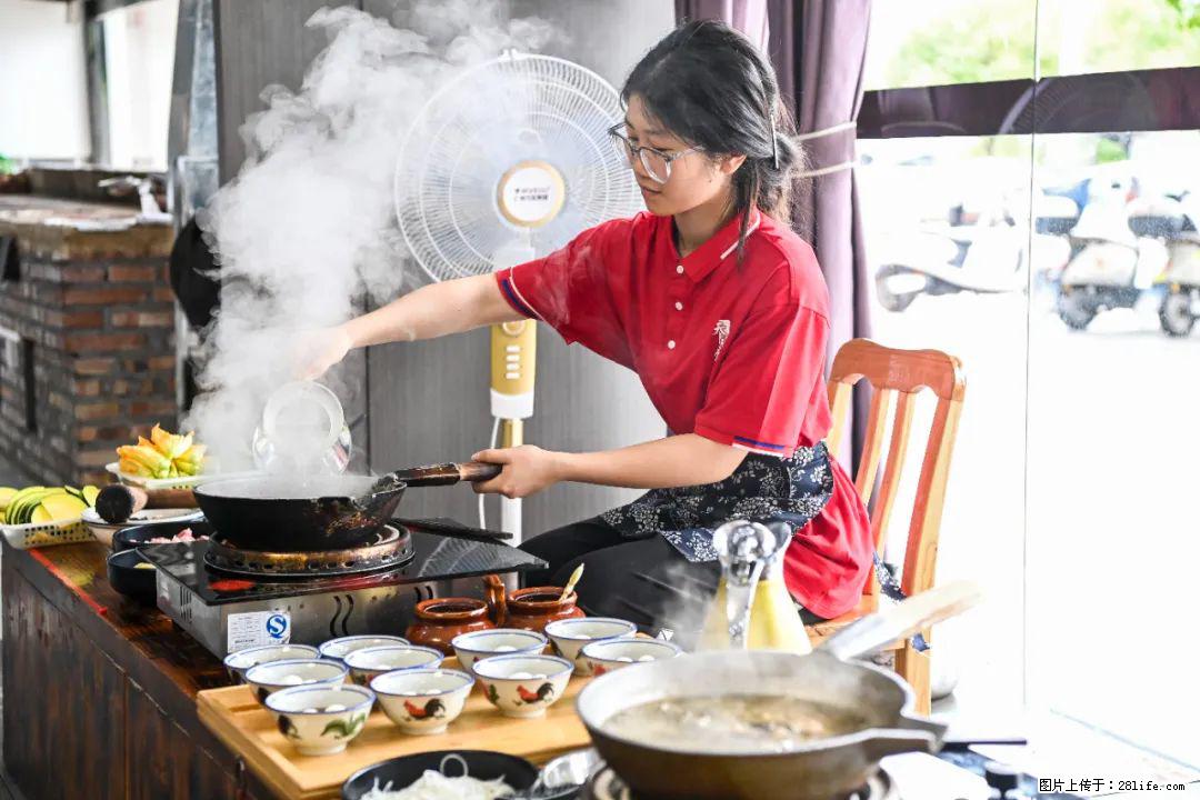 全网追的“扁担女孩”，找了一份暑假工，时薪12元 - 咸阳生活资讯 - 咸阳28生活网 xianyang.28life.com